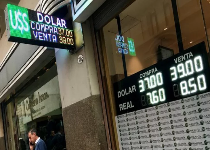 Argentine Peso Collapses, Bitcoin at a Premium
