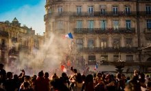 Bitcoin [BTC] finds its way in a “Liberty Leading the people” styled painting in Paris amidst the Yellow Vest protests